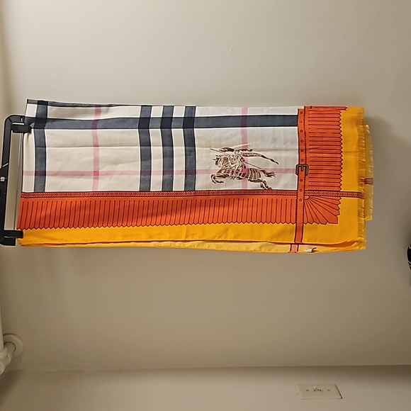 Burberry Scarf . - Picture 1 of 16